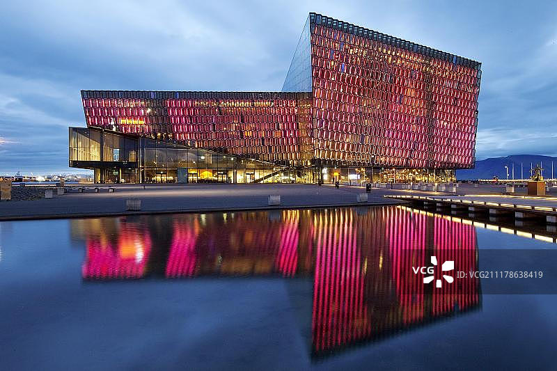 黄昏时分冰岛雷克雅未克哈帕音乐厅的灯光图片素材