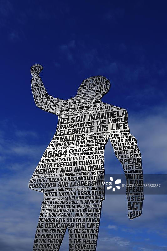 安东尼·哈里斯和康拉德·吉尔的投票线雕塑，位于67号公路，纪念纳尔逊·曼德拉的艺术文化遗产之路，南非伊丽莎白港图片素材