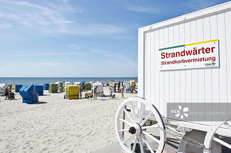 德国叙尔特岛韦克海滩椅的历史更衣棚或手推车图片素材