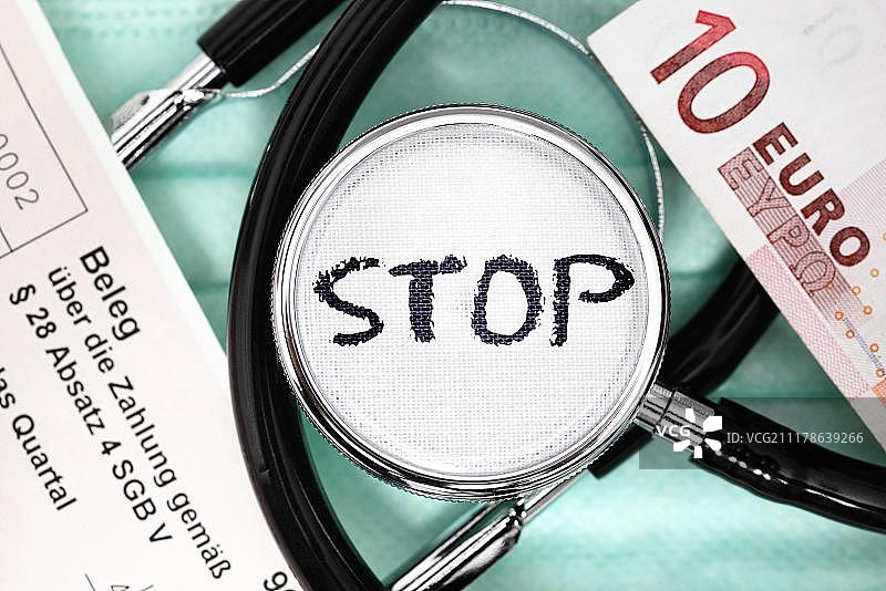 收据、付款凭证、10欧元纸币、听诊器与“停止”字样，取消“诊疗费”的象征，德国，欧洲图片素材