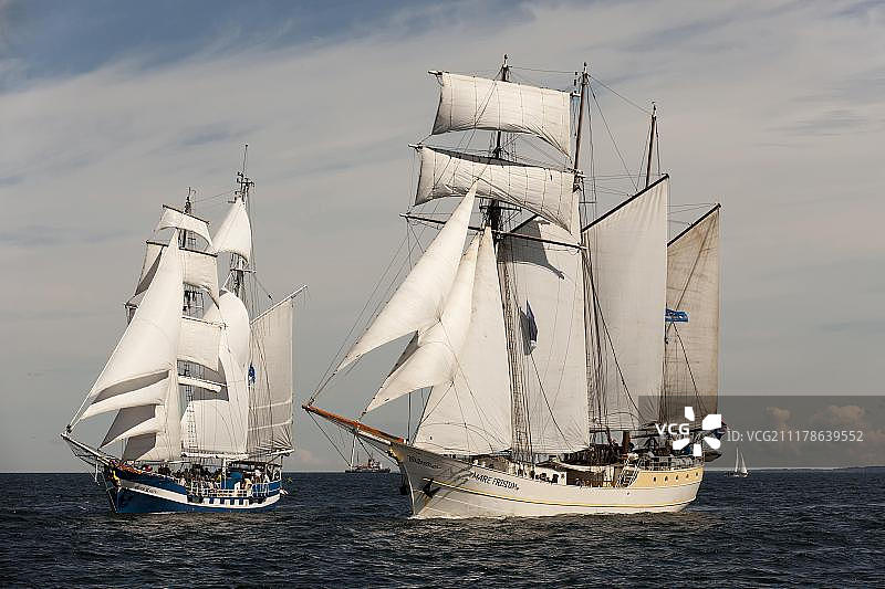 三桅纵帆船图片素材