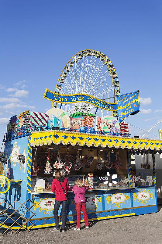 斯图加特啤酒节上的糖果摊位和摩天轮，德国巴登-符腾堡州斯图加特图片素材
