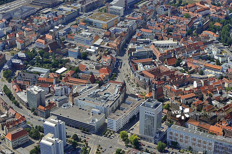 德国图林根州埃尔富特市，尤里-加加林环路、愤怒广场、主邮局、商人教堂、丽笙酒店和卡尔施泰特百货商店航拍图片素材