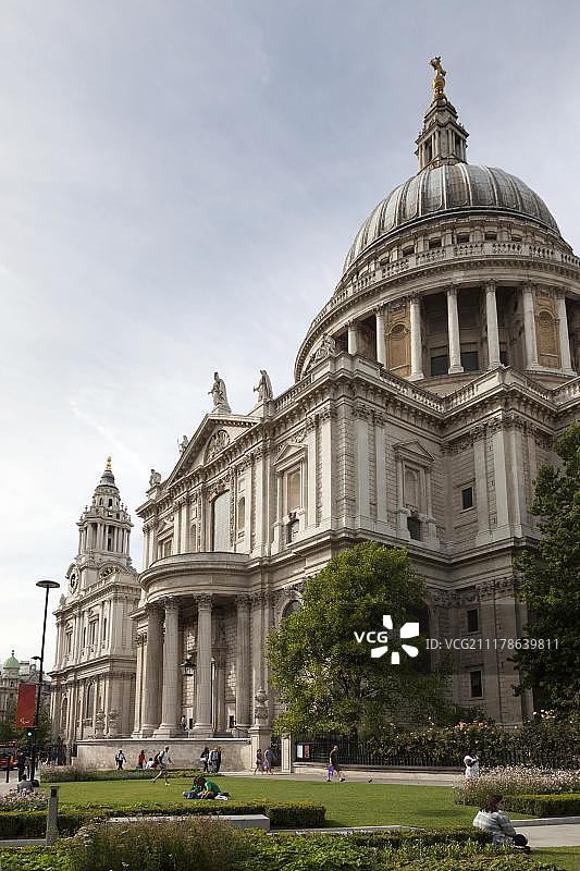 面向南面的圣保罗大教堂立面，带花园和圆顶，英国伦敦图片素材
