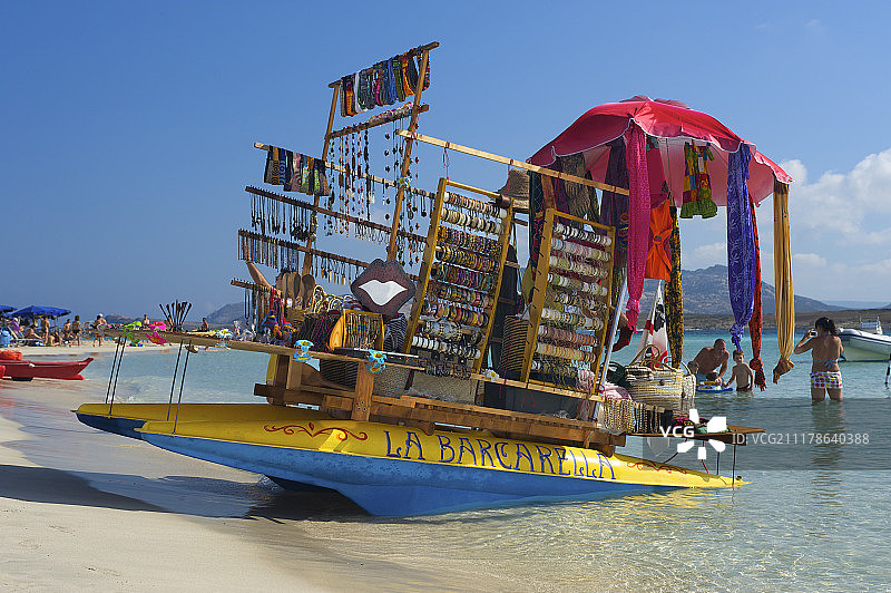 意大利撒丁岛斯廷蒂诺的双体船纪念品摊位图片素材