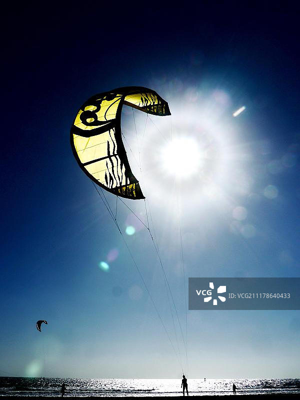 特内里费海滩上的逆光风筝冲浪者图片素材