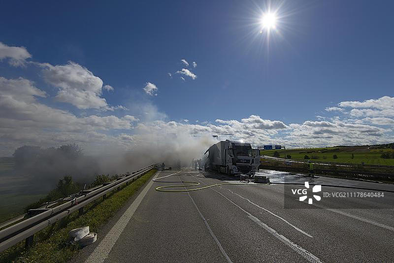 在德国斯图加特A8高速公路上，消防员正在扑灭卡车火灾图片素材