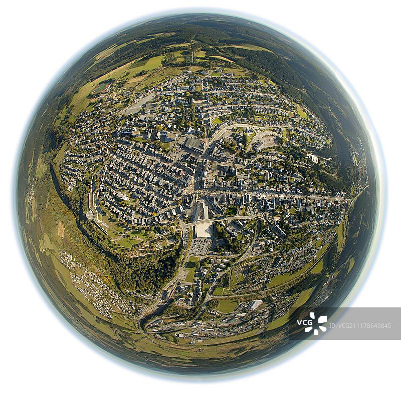 航拍鱼眼镜头：德国温特贝格旅游信息中心和奥弗苏姆活力度假村的圆顶塔图片素材