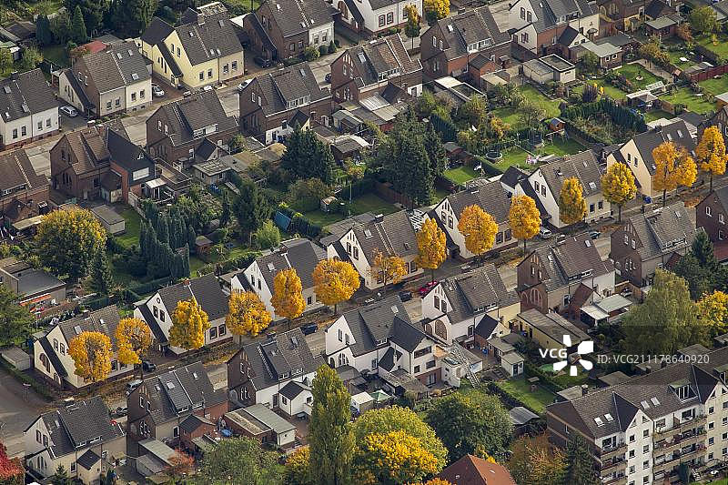 德国北莱茵-威斯特法伦州鲁尔区盖尔森基兴霍斯特与格拉德贝克之间的埃姆舍大街秋季航拍图片素材