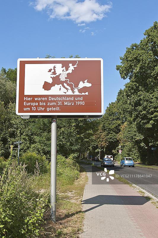 信息板：1990年3月31日10点前德国和欧洲的分界线，柏林墙，克莱因马赫诺和柏林-泽伦多夫之间的边界线，德国柏林，欧洲图片素材