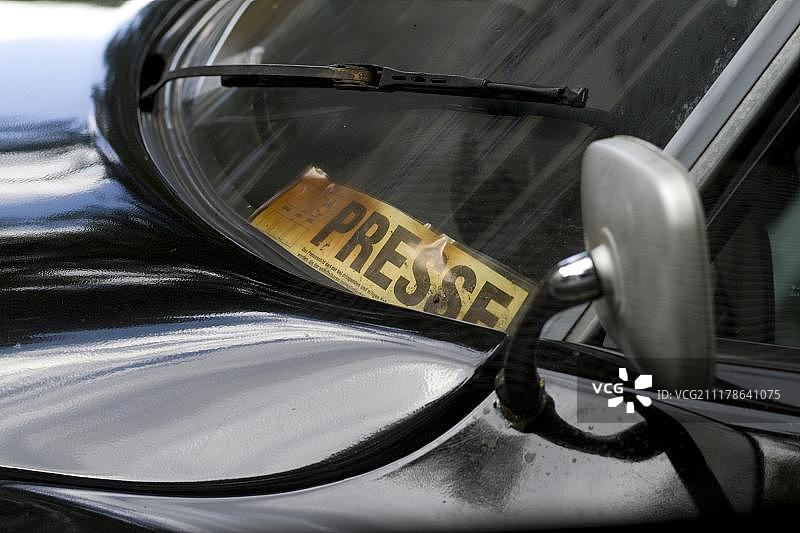 德国柏林雪铁龙DS老爷车挡风玻璃后的泛黄记者证图片素材