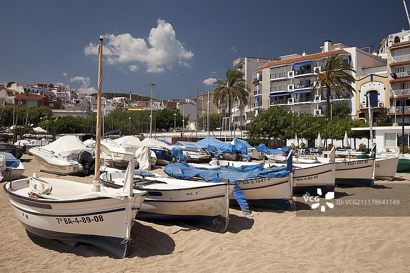 西班牙加泰罗尼亚圣波尔德马尔海滩上的船只图片素材