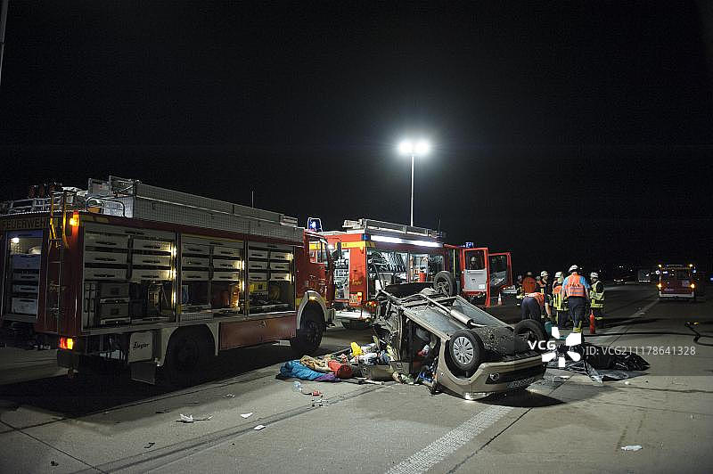 在德国登肯多夫A8高速公路上非法行驶的微型车造成的致命事故图片素材