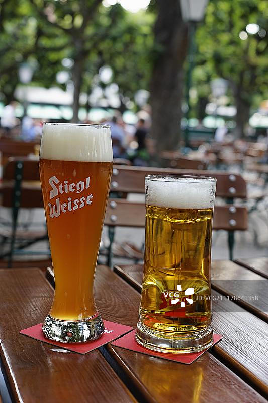 施蒂格尔小麦啤酒和拉格啤酒，奥地利林茨啤酒花园图片素材