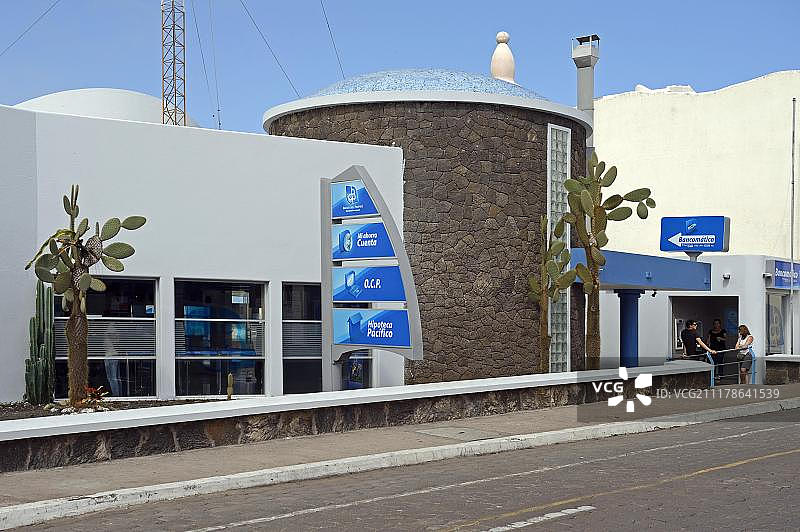 位于厄瓜多尔加拉帕戈斯群岛圣克鲁斯岛阿约拉港的太平洋银行分行图片素材