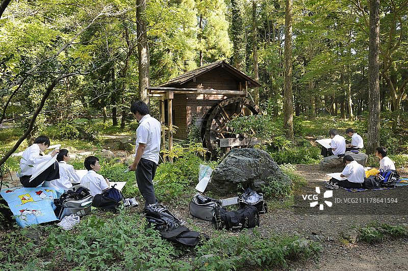 中国日本京都植物园里绘画植物的学生图片素材