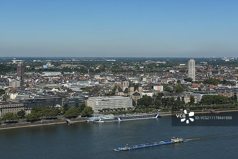 从德国科隆杜伊茨看到的诺伊斯塔特北部地区和莱茵河景色，货船漂浮在莱茵河上图片素材