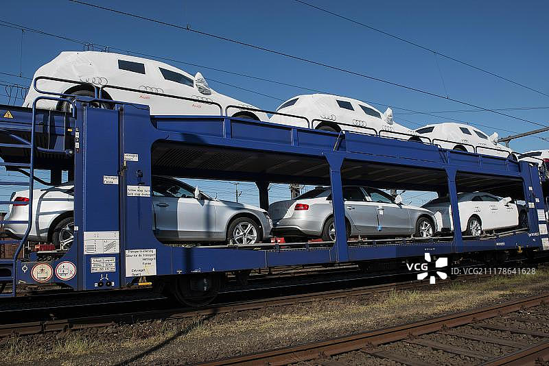 德国埃姆登大众汽车厂生产的新车装载到货车上图片素材