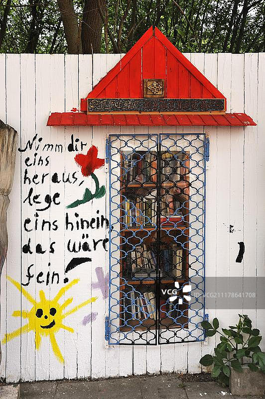 街边木墙上的书架，免费图书交换，德国格赖夫斯瓦尔德图片素材