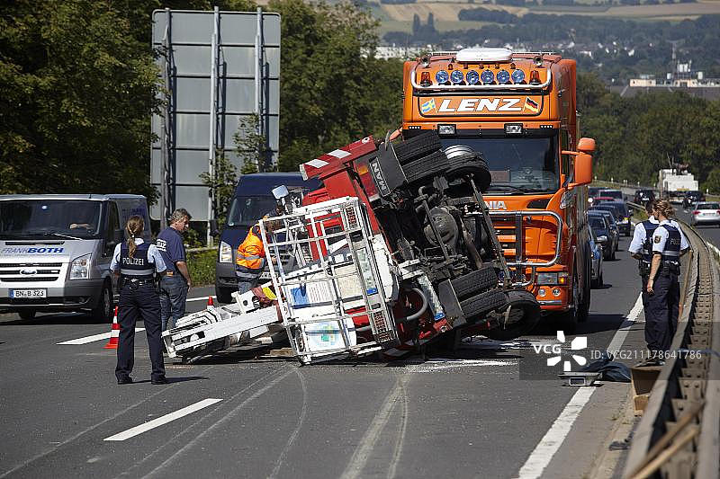 德国莱茵兰-普法尔茨魏森图姆B9公路移动式升降工作平台事故图片素材