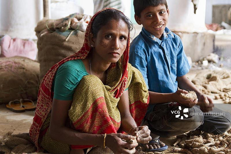 女人和一个男孩在香料市场分拣香料，旧达卡，达卡，孟加拉国，南亚，亚洲图片素材