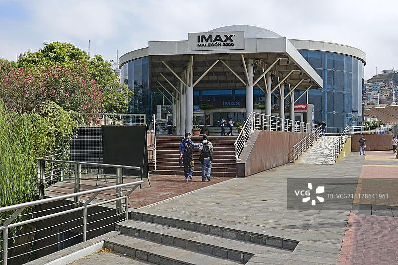 厄瓜多尔瓜亚基尔马雷孔公园水岸边的IMAX影院图片素材