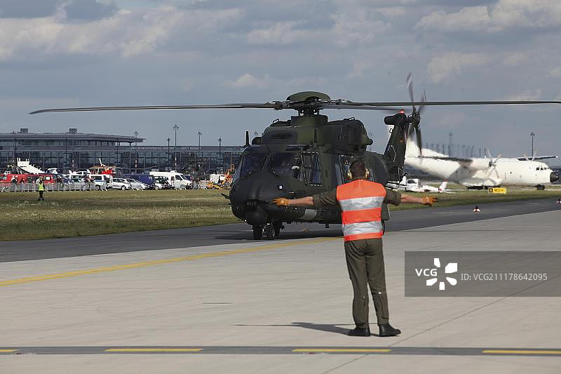在柏林国际航空展上降落的德国军用直升机图片素材