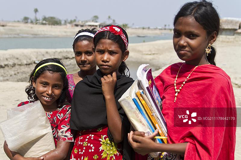 四个拿着书本的女孩，位于孟加拉国库尔纳专区图片素材