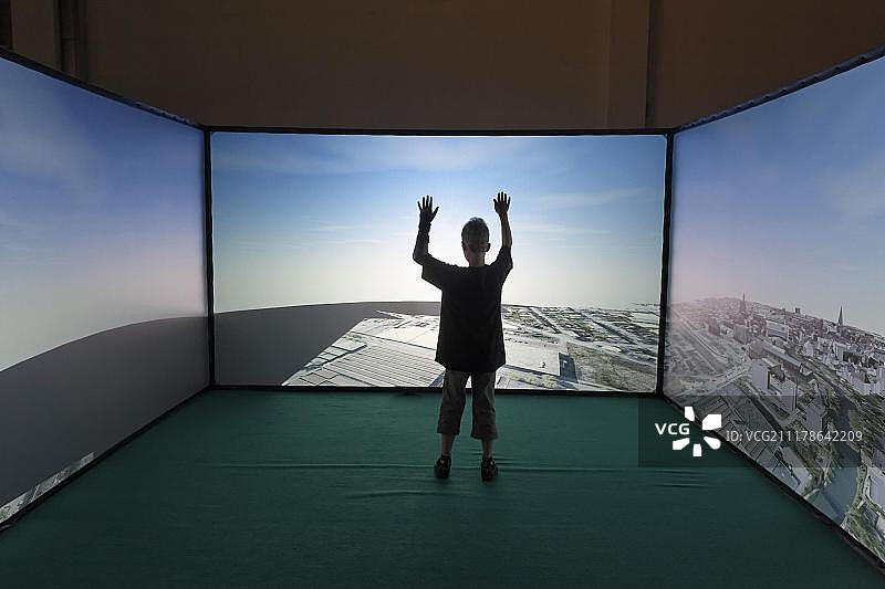 儿童在投影屏幕上操作3D城市模型，洞穴自动虚拟环境，2012年伊甸园，技术与教育峰会，埃森，鲁尔区，北莱茵-威斯特法伦州，德国，欧洲图片素材