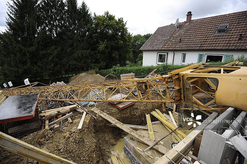 起重机撞上建筑外壳，德国斯图加特图片素材