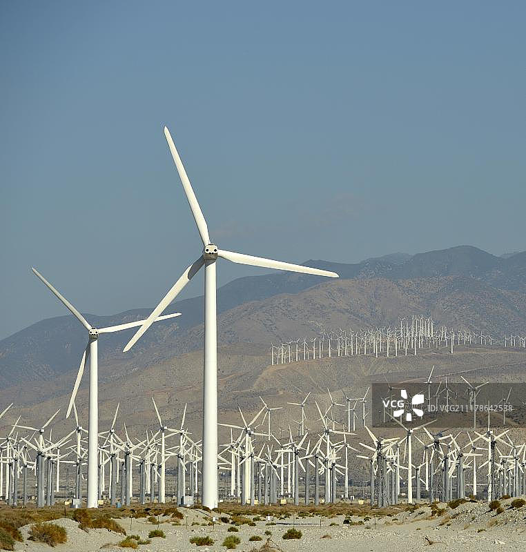 埃克森美孚运营的圣戈尔戈尼奥山口风电场，美国三大风电场之一，位于棕榈泉、圣贝纳迪诺山脉、科切拉山谷、圣安地列斯断层，加利福尼亚州，美国，北美公共用地图片素材