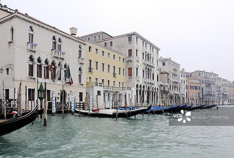 威尼斯大运河贡多拉：福斯卡里宫、米基尔宫、卡纳雷吉欧区图片素材