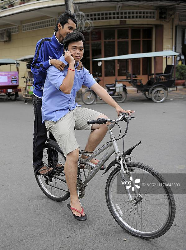 两名青年骑自行车，金边，柬埔寨，东南亚，亚洲图片素材