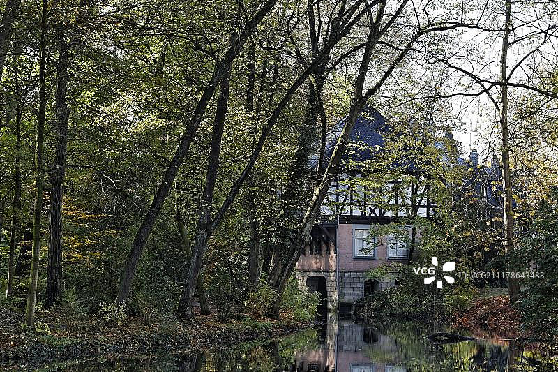 池塘上的旧船屋德国杜塞尔多夫埃勒城堡图片素材