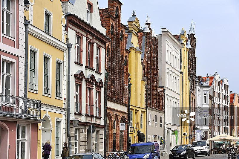 建于 14 至 20 世纪之间的山墙房屋,德国梅克伦堡-前波美拉尼亚州施特拉尔松 Muehlstrasse 街图片素材