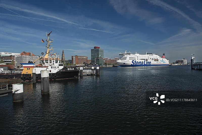 德国石勒苏益格-荷尔斯泰因州基尔，海港上的基尔峡湾和Stena Line码头图片素材