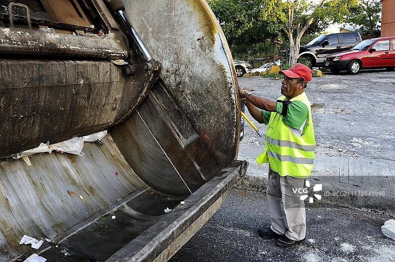 垃圾工人在工作，城市垃圾收集，墨西哥坎昆，尤卡坦半岛图片素材