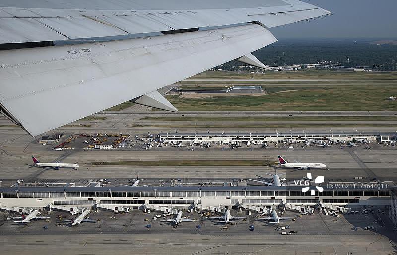 停靠在美国密歇根州底特律都会机场McNamara航站楼的达美航空喷气式飞机图片素材