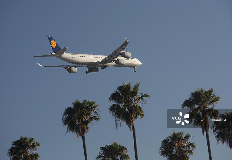 汉莎航空客机准备降落洛杉矶国际机场图片素材
