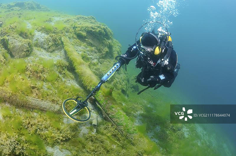 潜水员在水下用金属探测器寻找宝藏，贝加尔湖，西伯利亚，俄罗斯，欧亚大陆，欧洲图片素材