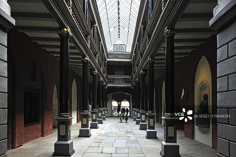 施特拉尔松市政厅拱廊和画廊的南北通道（18世纪），右侧是古斯塔夫·阿道弗斯的半身像，德国梅克伦堡-西波美拉尼亚州斯特拉尔松老市场，欧洲图片素材