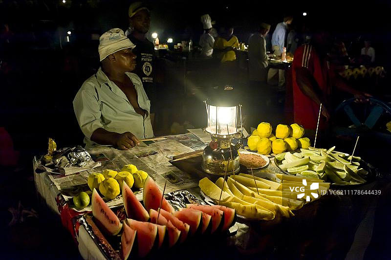 坦桑尼亚桑给巴尔石头城福罗哈尼花园的食品摊位图片素材