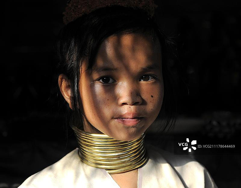 佩戴铜颈环的年轻克伦族女子，清莱，泰国，亚洲图片素材