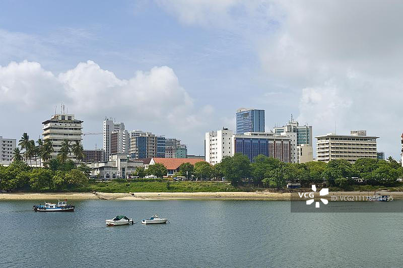 从坦桑尼亚达累斯萨拉姆港口渡轮上看到的城市天际线图片素材