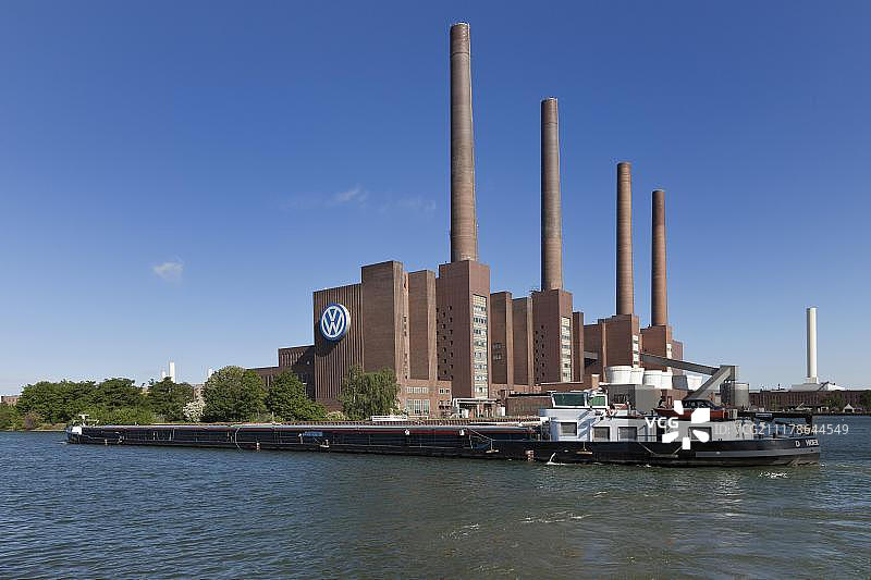 德国下萨克森州沃尔夫斯堡的大众集团发电厂，位于米特兰运河畔图片素材