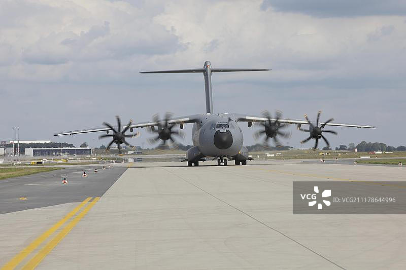 空客A400M军用运输机柏林航展降落图片素材