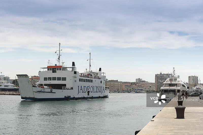 克罗地亚达尔马提亚扎达尔港的汽车渡轮图片素材