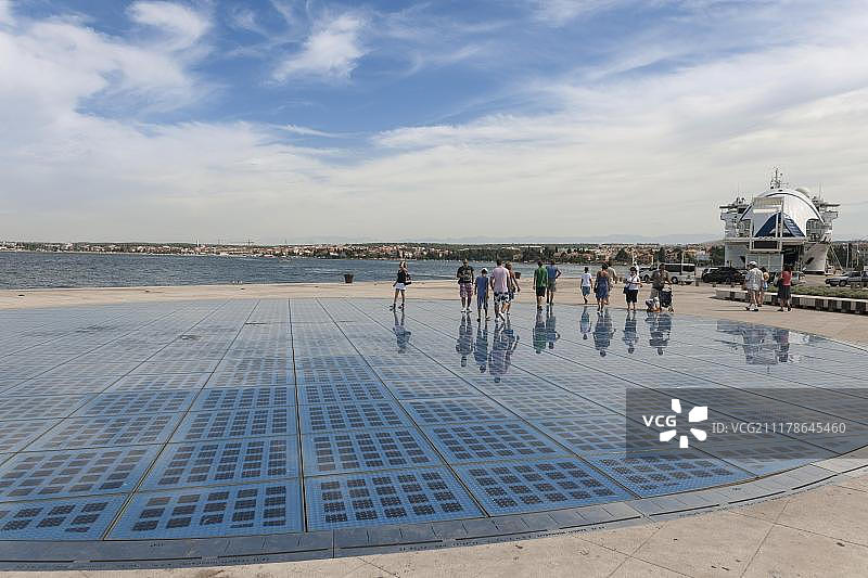 克罗地亚扎达尔海滨的圆形太阳能电池图片素材