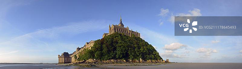 从北部眺望法国巴斯-诺曼底圣米歇尔山岩石岛上的修道院图片素材