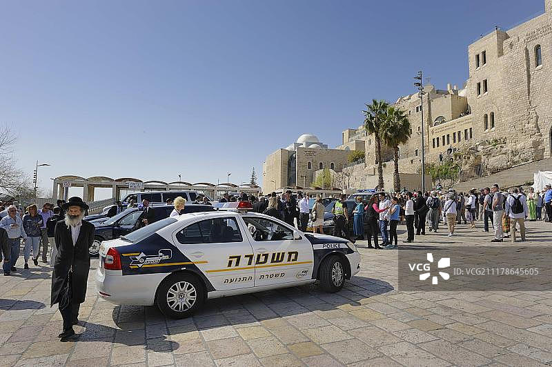 耶路撒冷老城哭墙犹太区的东正教犹太人、警车和建筑物，以色列，中东，西南亚，亚洲图片素材